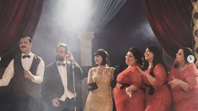 مسلسل عمر أفندي الحلقة 6، أحمد حاتم ساحر ويقدم فقرات غنائية بتياتيرو أباظة