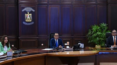 مدبولي في اجتماع مجلس المحافظين: استيداء حق الدولة من المستفيدين بسيارات ذوي الهمم، سحب 3126 وحدة سكنية لعدم سداد المستحقات، إيقاف الدعم عن المتورطين في سرقة الكهرباء