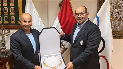 ياسر إدريس يهدي رئيس الاتحاد الدولي لألعاب الماء قلادة اللجنة الأولمبية المصرية