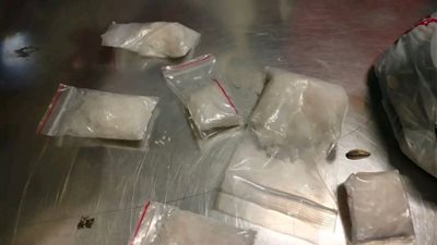 ضبط محاولة تهريب مخدر آيس داخل أكياس لب بمطار القاهرة