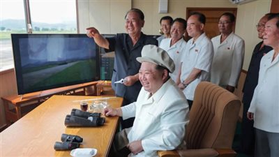 زعيم كوريا الشمالية يشاهد اختبار أداء لمسيّرات طورتها بلاده