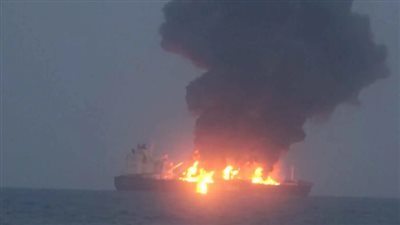 بعثة بحرية: استمرار اشتعال النيران في ناقلة نفط استهدفها الحوثيون