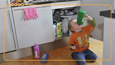 نصائح مهمة للأمهات.. ماذا تفعلين لو تناول طفلك الكلور؟ (إنفوجراف)