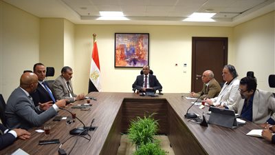 نائب وزير الإسكان يلتقي مسئولي شركات عالمية لاستخدام الأنظمة الذكية بالمدن الجديدة
