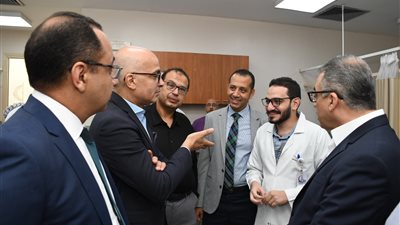 الصور الأولى للقاء رئيس جامعة عين شمس مع طبيب فيديو خناقة محمد فؤاد 