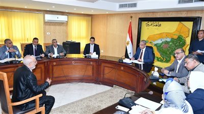 توفير فرص عمل وعلاج مجاني في لقاء محافظ الفيوم بالمواطنين