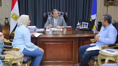 محافظ دمياط يتابع موقف تنفيذ مشروعات رفع كفاءة ورصف الطرق