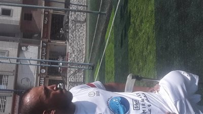 يحلم بالمشاركة في الأولمبياد، محسن ممدوح حكاية شاب قهر الإعاقة وتألق بكرة القدم والسباحة (فيديو )