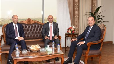 وزير قطاع الأعمال العام يبحث مع وزيري التعليم والعمل عددا من الملفات المشتركة
