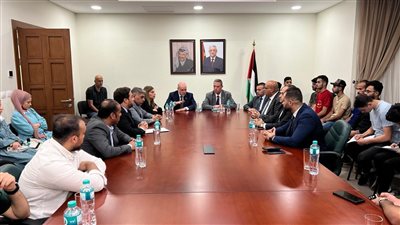 مستشار أبو مازن يلتقي الطلبة الفلسطينيين الدارسين في جامعة الأزهر