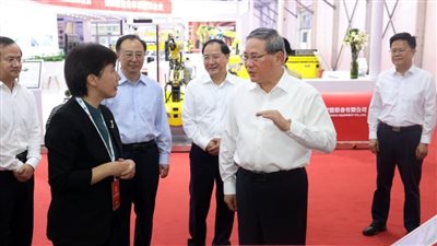 رئيس مجلس الدولة الصيني يدعو لتعاون دولى لتعزيز صناعة الروبوتات