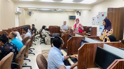 رئيس جامعة الأقصر تتابع سير امتحانات شهادة أساسيات التحول الرقمي (صور)