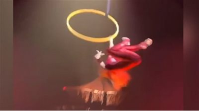 بهلوانية تسقط من ارتفاع شاهق أثناء عرض مثير (فيديو)