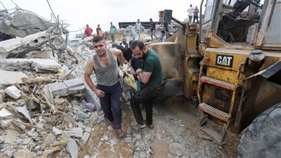 شهداء وجرحى جراء قصف إسرائيلي على مدرسة تؤوي نازحين بدير البلح