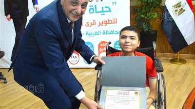 محافظ الغربية يكرم أحد أبناء العاملين لتحديه الظروف الصحية وتفوقه في الثانوية العامة