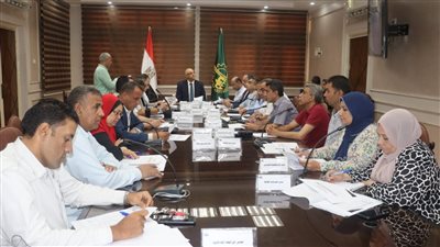 محافظ القليوبية يناقش اختيار أماكن انتظار للسيارات