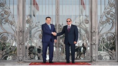  لحظة استقبال السيسي رئيس وزراء العراق في مدينة العلمين