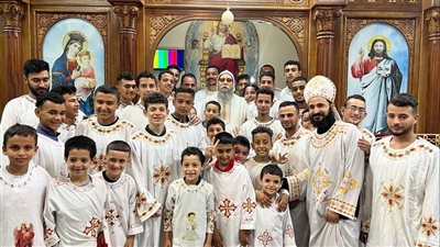 الأنبا اسطفانوس يرسم شمامسة جدد لكنيسة مار جرجس بالفشن