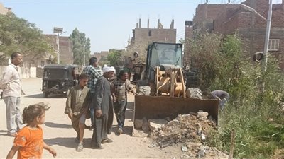 انطلاق حملة لرفع المخلفات وأكوام القمامة بطريق دير درنكة بأسيوط