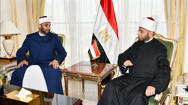 وزير الأوقاف يلتقى