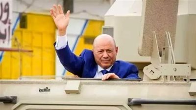 لأول مرة منذ 15 عاما، رئيس المجلس الرئاسي اليمني يزور مدينة تعز داخل مدرعة وحراسة مشددة (صور)