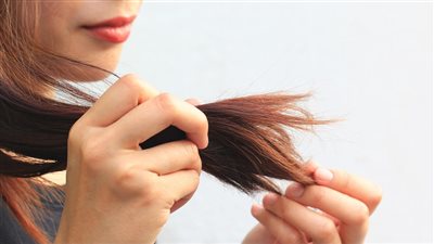 باستخدام أفضل الأعشاب والزيوت، روتين العناية بالشعر المتقصف