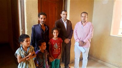 جبر الخواطر.. محافظ سوهاج يستجيب لشكوى مواطن بتسليمة وحدة سكنية