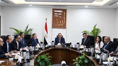 رئيس الوزراء يناقش مسودة قانون يحكم عمل مناطق المال والأعمال