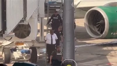 لحظة اعتقال الشرطة لطيار أمريكي قبل لحظات من إقلاعه بالطائرة (فيديو)