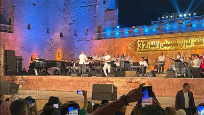 مدحت صالح يفتتح حفله بالقلعة بغناء 