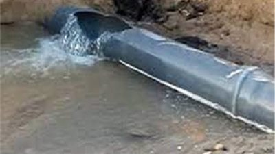 إصلاح ماسورة مياه تسببت في قطع المياه بالعياط 