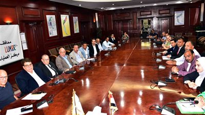 محافظ الأقصر يبحث مع مسئولي السياحة استعدادات الموسم الجديد 