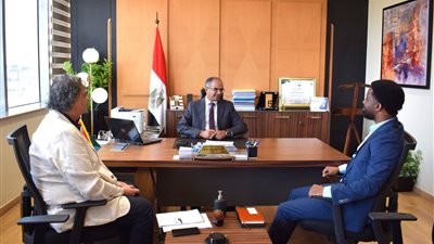نائب وزير الإسكان يبحث التعاون مع شركة هولندية في تنفيذ محطات المياه