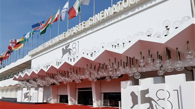  آخر استعدادات مهرجان فينيسيا السينمائي الدولي لحفل افتتاح الدورة 81 (فيديو)