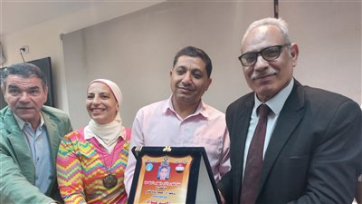 مدير ثقافة الإسكندرية يحضر نادي أدب الأنفوشي ويكرم الشعراء 