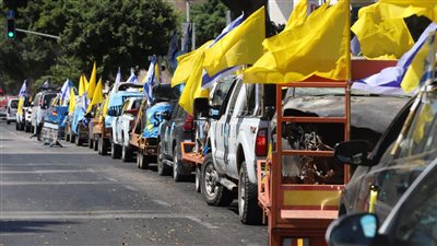 موكب عائلات المحتجزين الإسرائيليين يتوجه إلى حدود غزة للمطالبة بالتوصل إلى اتفاق (فيديو)