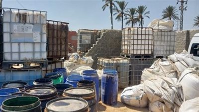 ضبط كميات كبيرة من المخصبات الزراعية المغشوشة داخل مصنعين بالجيزة