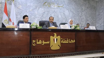 محافظ سوهاج يعقد اجتماعا مع لجنة توفيق أوضاع المشروعات المتوسطة والصغيرة