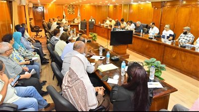 محافظ أسيوط يجتمع مع رؤساء المراكز والأحياء لوضع خطة للانتهاء من ملفات التصالح والتقنين