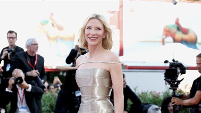 كيت بلانشيت وجينا أورتيجا تسرقان الأضواء على السجادة الحمراء لحفل افتتاح فينيسيا (صور)