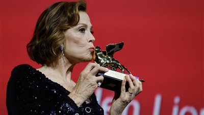 تكريم سيجورني ويفر ومنحها جائزة الأسد الذهبي في حفل افتتاح مهرجان فينيسيا (صور)