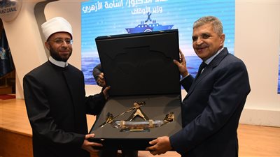 رئيس هيئة قناة السويس يشهد ندوة 