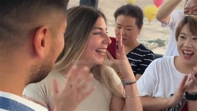 سائح تشيلي يقدم خاتم الخطوبة لصديقته على متن رحلة البالون الطائر بالأقصر (صور)