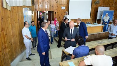 رئيس جامعة سوهاج يتفقد سير الامتحانات بكلية الدراسات العليا والبحوث البيئية 
