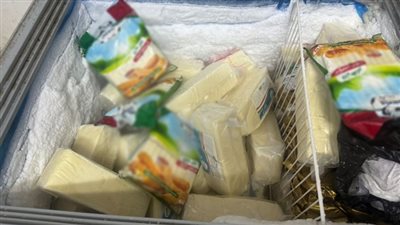 ضبط مصنع لإعادة تعبئة الجبن منتهي الصلاحية في دار السلام 