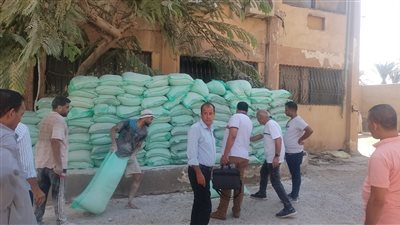 ضبط 5.5 طن دقيق بلدي مدعم قبل تهريبها بالجيزة (صور)