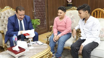 محافظ المنوفية يلبي رغبة اثنين من الأيتام ويهديهما أجهزة محمولة
