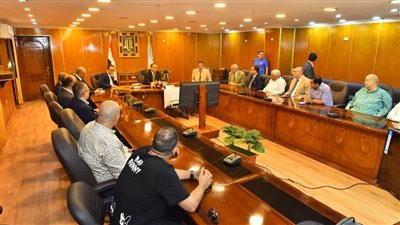 محافظ أسيوط يلتقي صغار المستثمرين لمناقشة احتياجات المناطق الصناعية