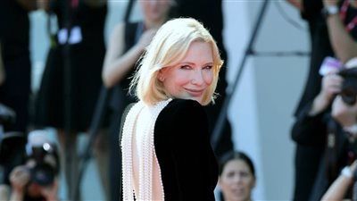 مهرجان فينيسيا، كيت بلانشيت على السجادة الحمراء لفيلم Disclaimer (فيديو)