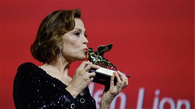 مهرجان فينيسيا، بث مباشر لمؤتمر سيجورني ويفر بعد تكريمها بالأسد الذهبي